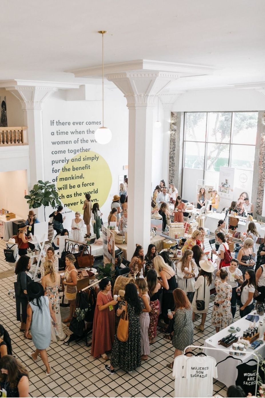 Scénographie et mise en scène lors d’une activation de marque avec expérience visuelle immersive